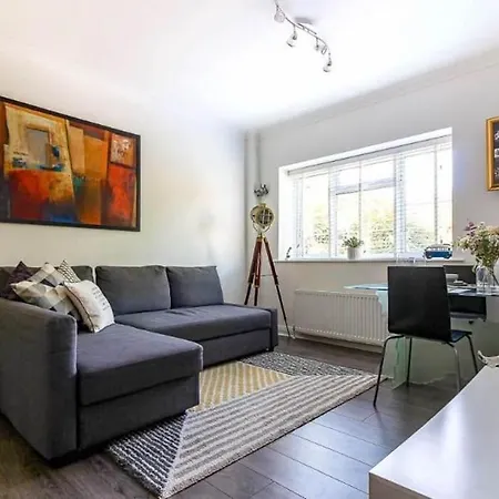 Spacious 2 Bedroom Apartment In London